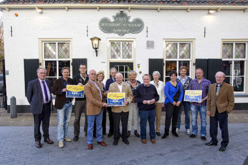 Oud Barneveld reikt cheques uit